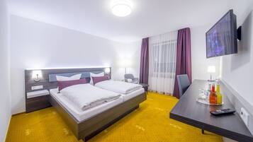 Standard-Doppelzimmer | Schreibtisch, laptopgeeigneter Arbeitsplatz, Verdunkelungsvorhänge