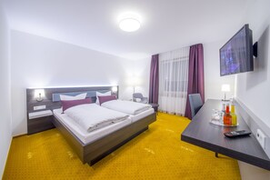 Standard Double Room | Desk, laptop workspace, blackout curtains, soundproofing - Hotel Nürnberger Hof (Neumarkt in der Oberpfalz)