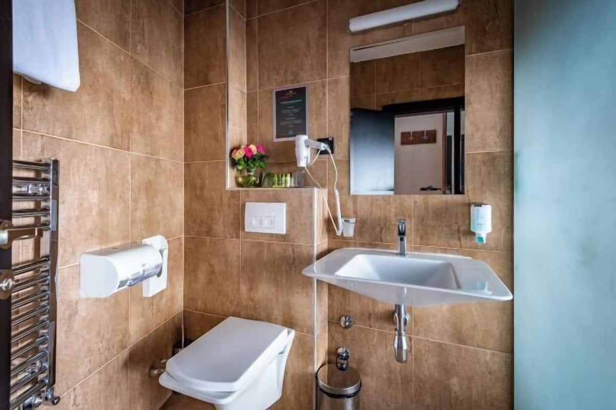 Chuveiro, produtos de toalete grátis, secador de cabelo, chinelos