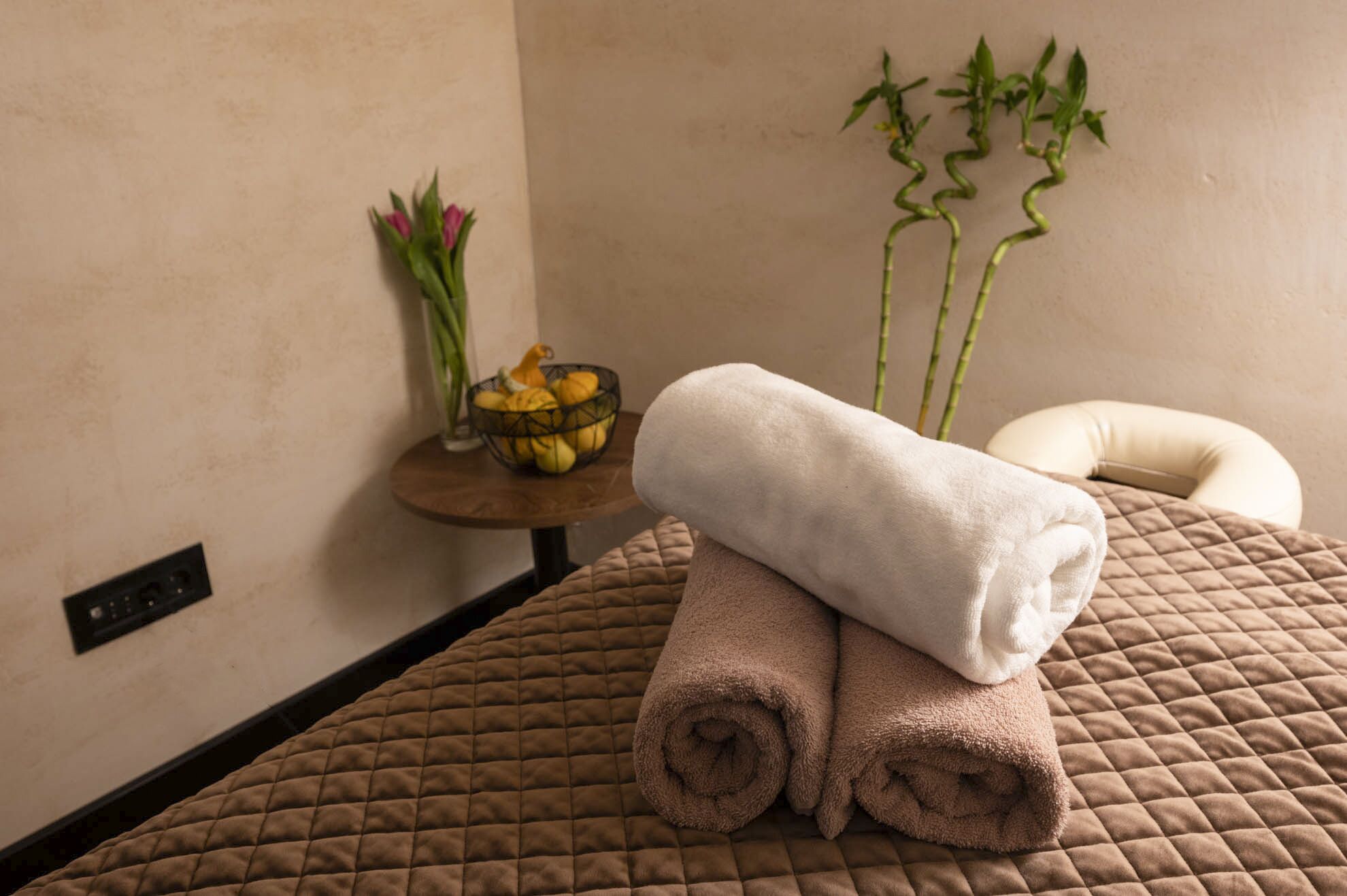 sauna, steam room, deep-tissue massages, massages