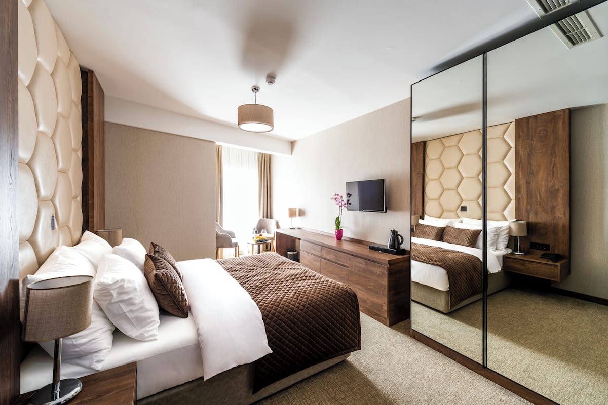 Hypo-allergenic bedding, minibar, in-room safe, soundproofing