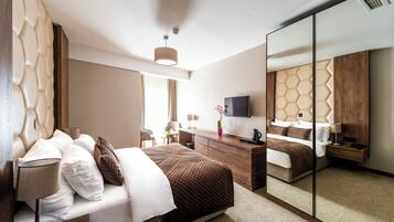 Hypo-allergenic bedding, minibar, in-room safe, soundproofing