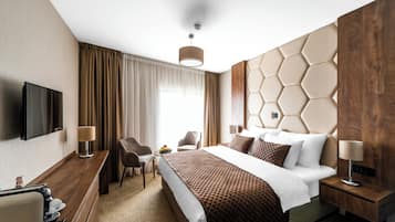 Hypo-allergenic bedding, minibar, in-room safe, soundproofing