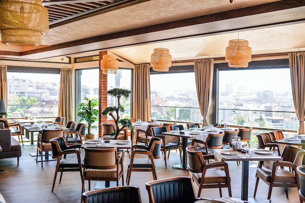 2 restaurants, lunch, dinner served; local and international cuisine