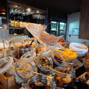 2 restaurants; lunch and dinner served  - Amsterdam Hotel (Belgrade)