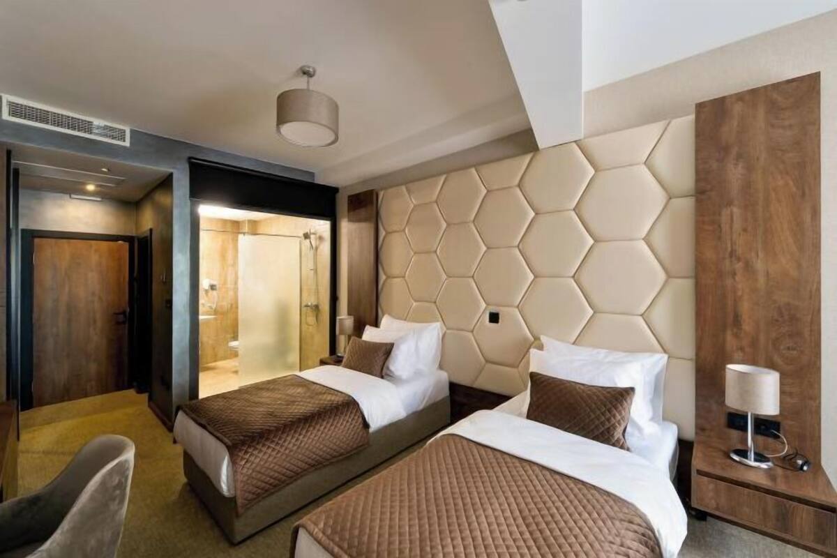 Literie hypoallergénique, minibar, coffres-forts dans les chambres