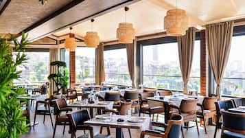 2 restaurantes; se sirven almuerzos y cenas