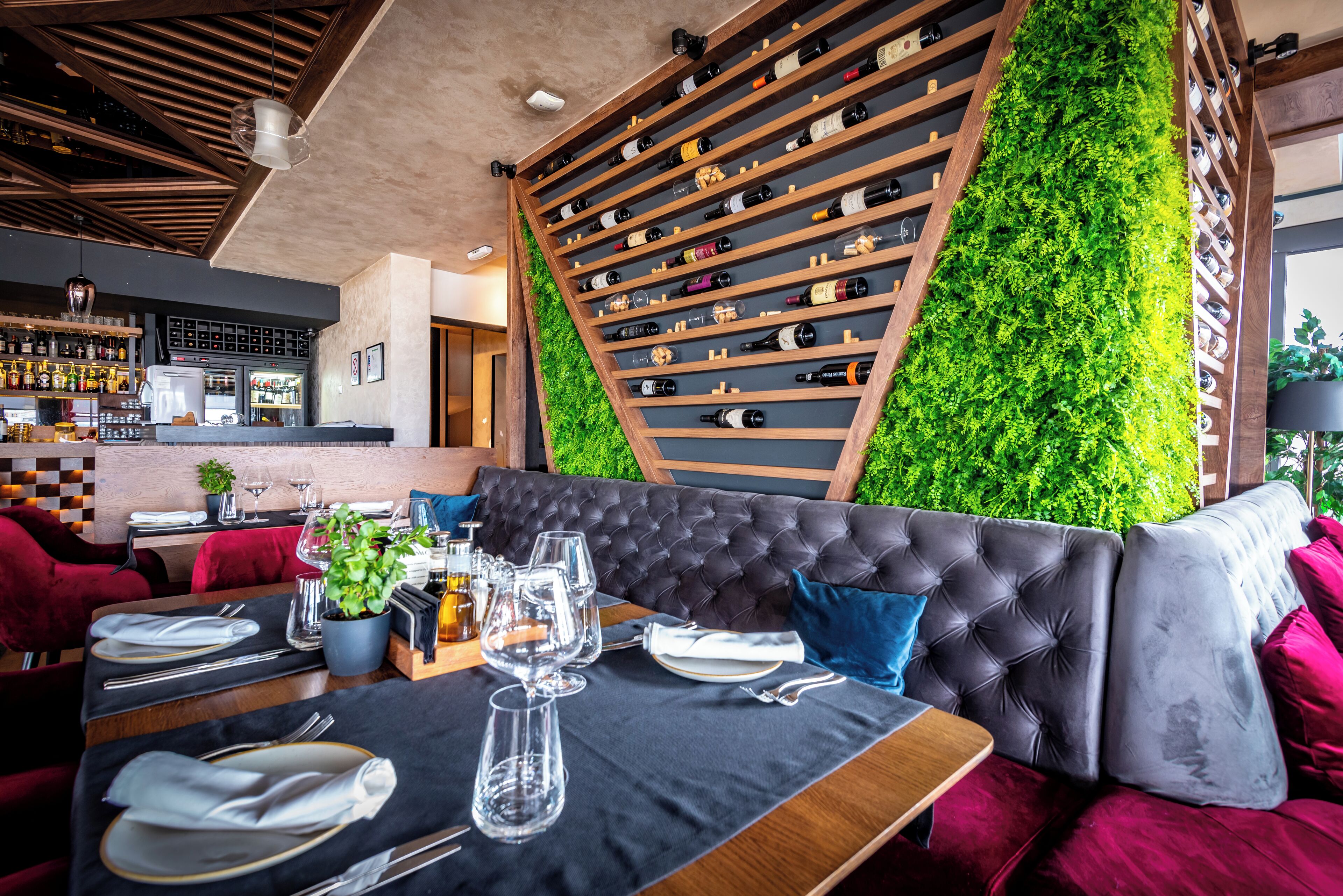 2 restaurants, lunch, dinner served; local and international cuisine