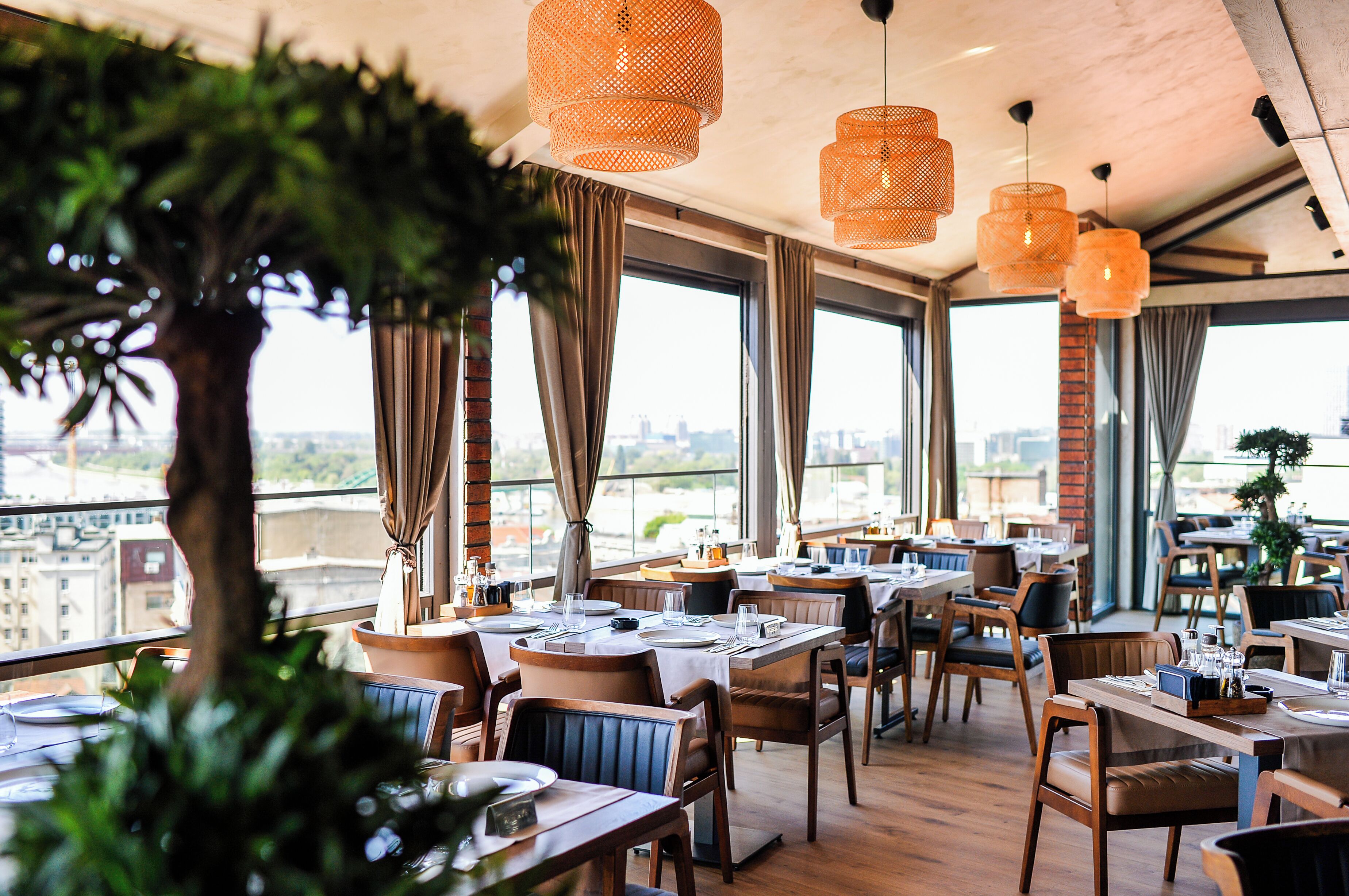 2 restaurants, lunch, dinner served; local and international cuisine