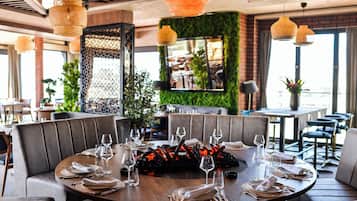 2 restaurantes, se sirven comidas, cenas y cocina local e internacional