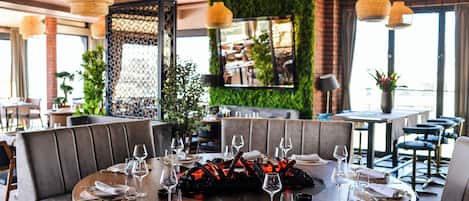 2 restaurants, spécialités Cuisine locale et internationale