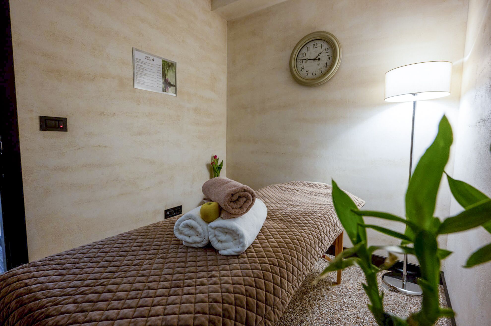 sauna, steam room, deep-tissue massages, massages