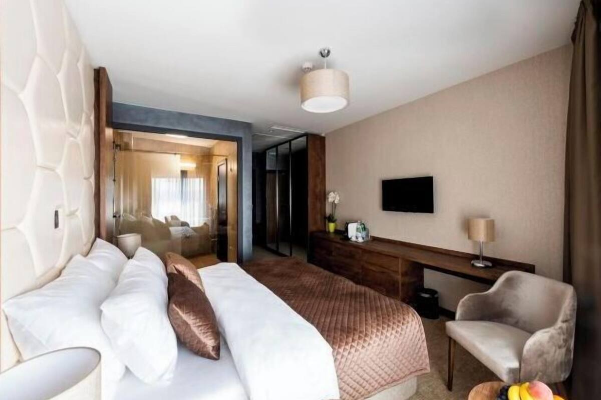 Literie hypoallergénique, minibar, coffres-forts dans les chambres