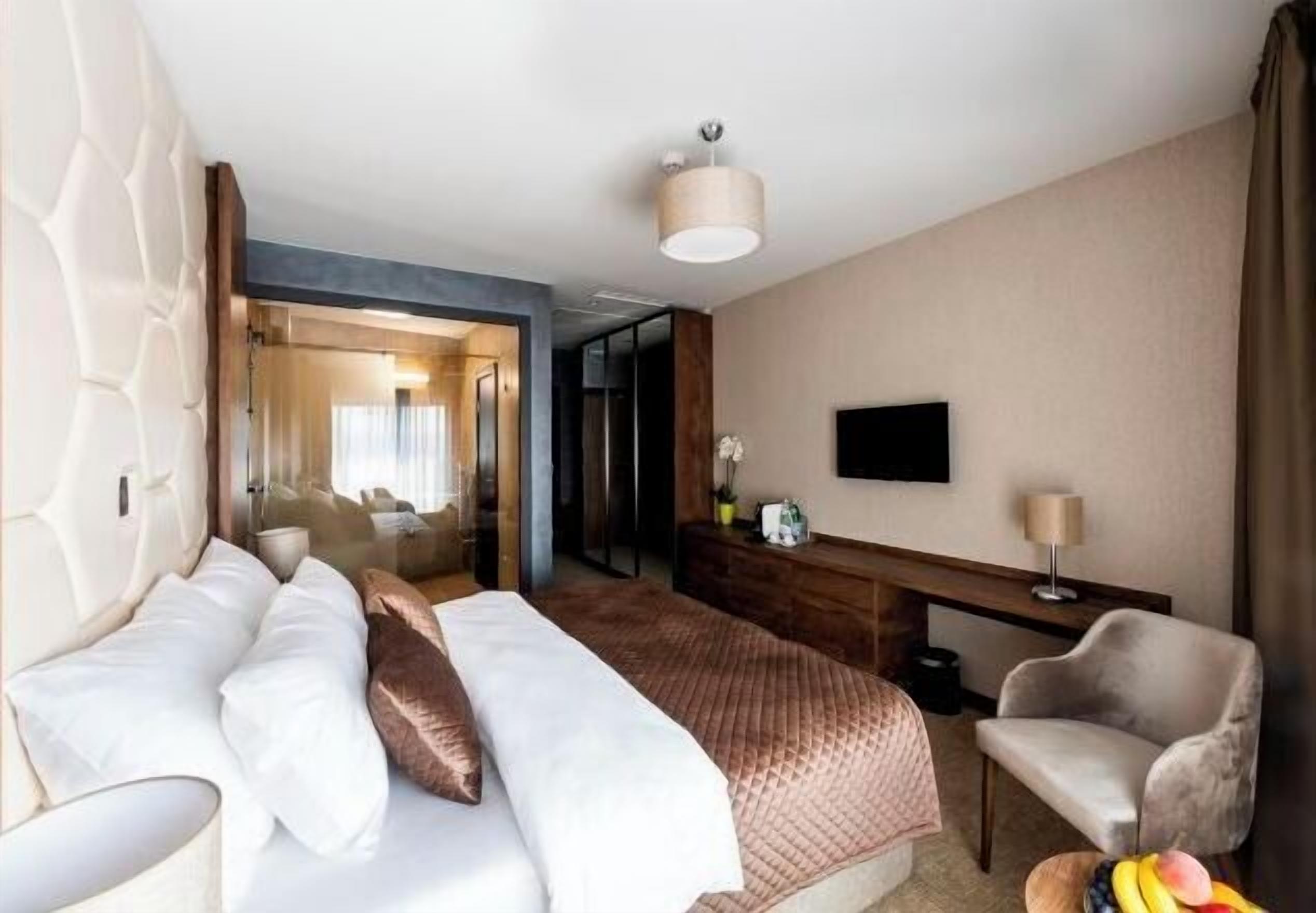 Hypo-allergenic bedding, minibar, in-room safe, soundproofing