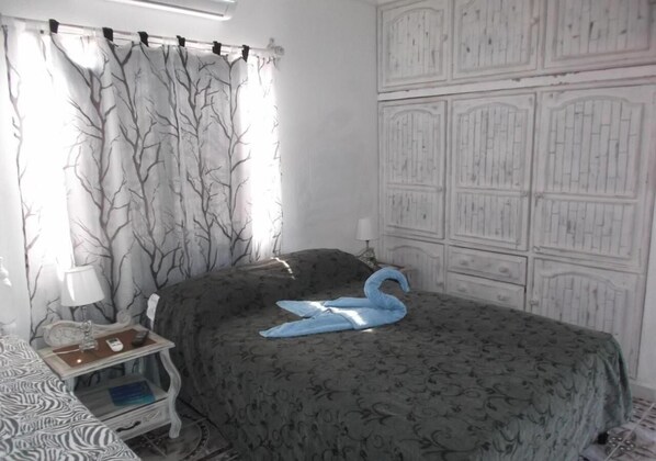 Zimmersafe, Verdunkelungsvorhänge, Bügeleisen/Bügelbrett, Bettwäsche