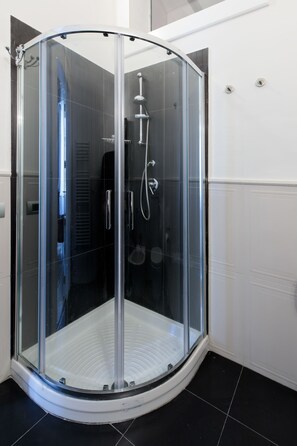 Habitación Confort doble | Ducha del cuarto de baño