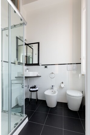 Double or Twin Room, Private Bathroom (External) | Bathroom | Shower, bathrobes, bidet, towels - B&B Talia Guest House (Reggio Calabria)