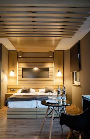 Deluxe Triple Room, Non Smoking | Individually decorated, desk, blackout drapes, free WiFi. Zum Grünen Baum Hotel Frankfurt Airport