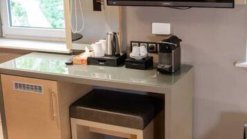 Deluxe Double Room | Living area | 40-inch flat-screen TV with satellite channels, TV