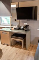 Deluxe Double Room | Living area | 40-inch flat-screen TV with satellite channels, TV