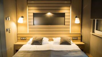 Deluxe Triple Room, Non Smoking | Individually decorated, desk, blackout curtains, free WiFi