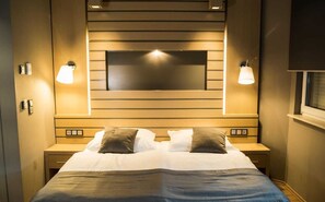 Individually decorated, desk, blackout drapes, free WiFi - Zum Grünen Baum Hotel Frankfurt Airport (Kelsterbach)