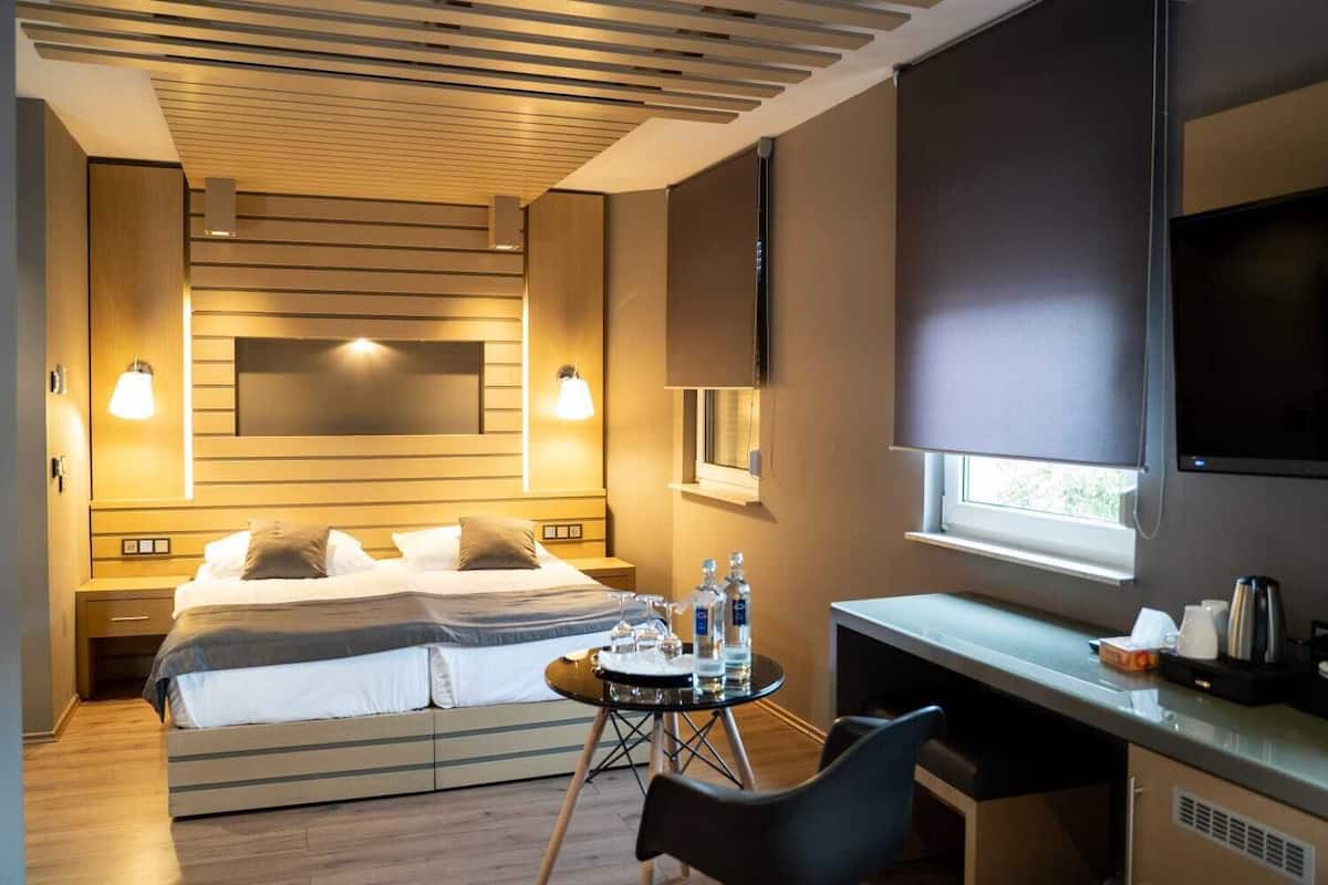 Deluxe-Dreibettzimmer, Nichtraucher | Individuell dekoriert, Schreibtisch, VerdunkelungsvorhÀnge