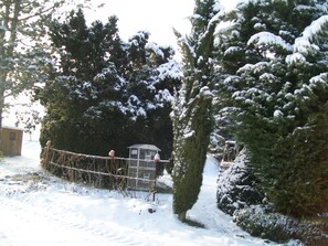 A snow-covered landscape with a wooden cabin and a fenced area. - Chambre d'hôtes La Margotte (Forcalquier)