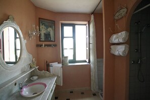 Regadera, amenidades de baño gratuitas, secadora de cabello, toallas 
