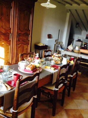 Free daily continental breakfast - Chambre d'hôtes La Margotte (Forcalquier)