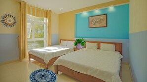 Habitación de hotel con dos camas, un ventanal con cortinas, una planta en maceta y un cuadro en la pared.