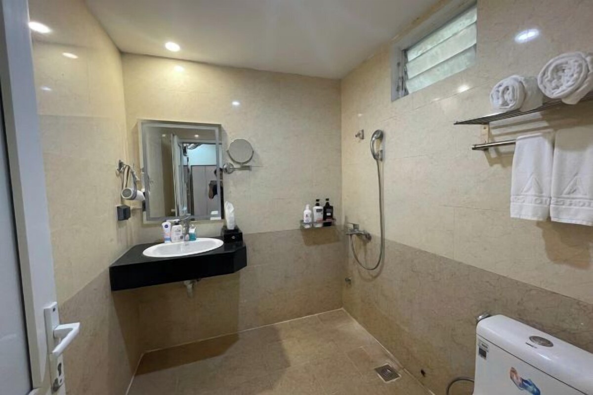 Salle de bain | Douche, articles de toilette (gratuits), séchoir à cheveux, peignoirs