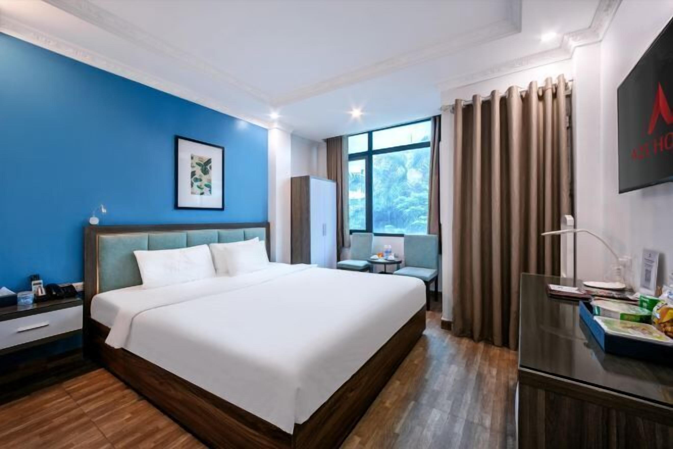 Minibar, caja de seguridad en la habitación y cortinas blackout 