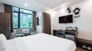 Deluxe Double Room | Minibar, in-room safe, blackout drapes, iron/ironing board
