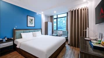 Deluxe Double Room | Minibar, in-room safe, blackout drapes, iron/ironing board