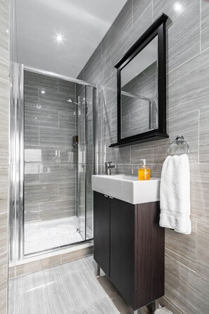 Bathroom - Vilenza Hotel (London)