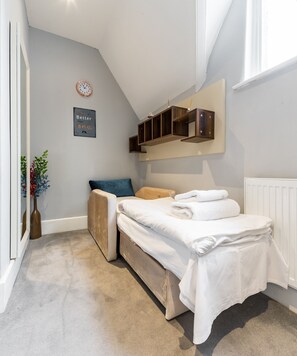 Comfort Quadruple Room, Private Bathroom - Vilenza Hotel (London)