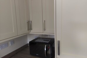 Standard Double Room, Ensuite | Private kitchen | Full-sized fridge, microwave, oven, stovetop - Jaylets Budget Glenfield (Leicester)
