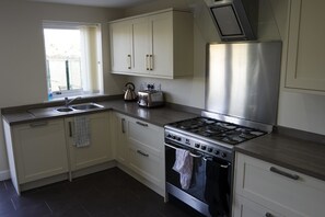 Standard Double Room, Ensuite | Private kitchen | Full-sized fridge, microwave, oven, stovetop - Jaylets Budget Glenfield (Leicester)