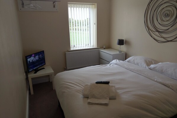 Standard Double Room, Shared Bathroom | Iron/ironing board, free WiFi, bed sheets - Jaylets Budget Glenfield (Leicester)