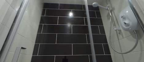 Habitación doble estándar, baño en la habitación | Regadera en el baño