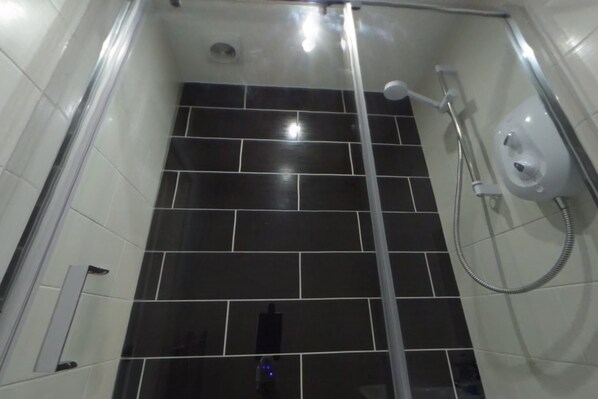 Standard Double Room, Ensuite | Bathroom shower - Jaylets Budget Glenfield (Leicester)