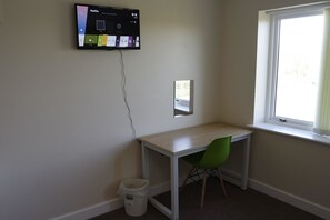 Habitación doble estándar, baño en la habitación | Tabla de planchar con plancha, wifi gratis y ropa de cama 