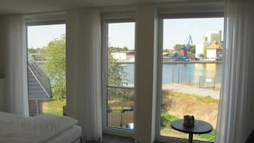 低刺激性寝具、セーフティボックス (室内)、デスク、可動式ベッド