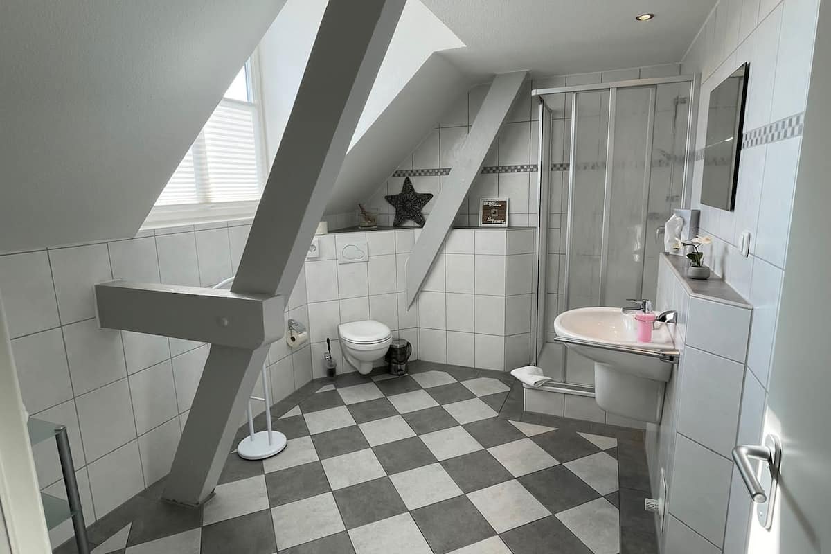 double room, 1 double bed, non smoking | bathroom | shower, free toiletries, towels