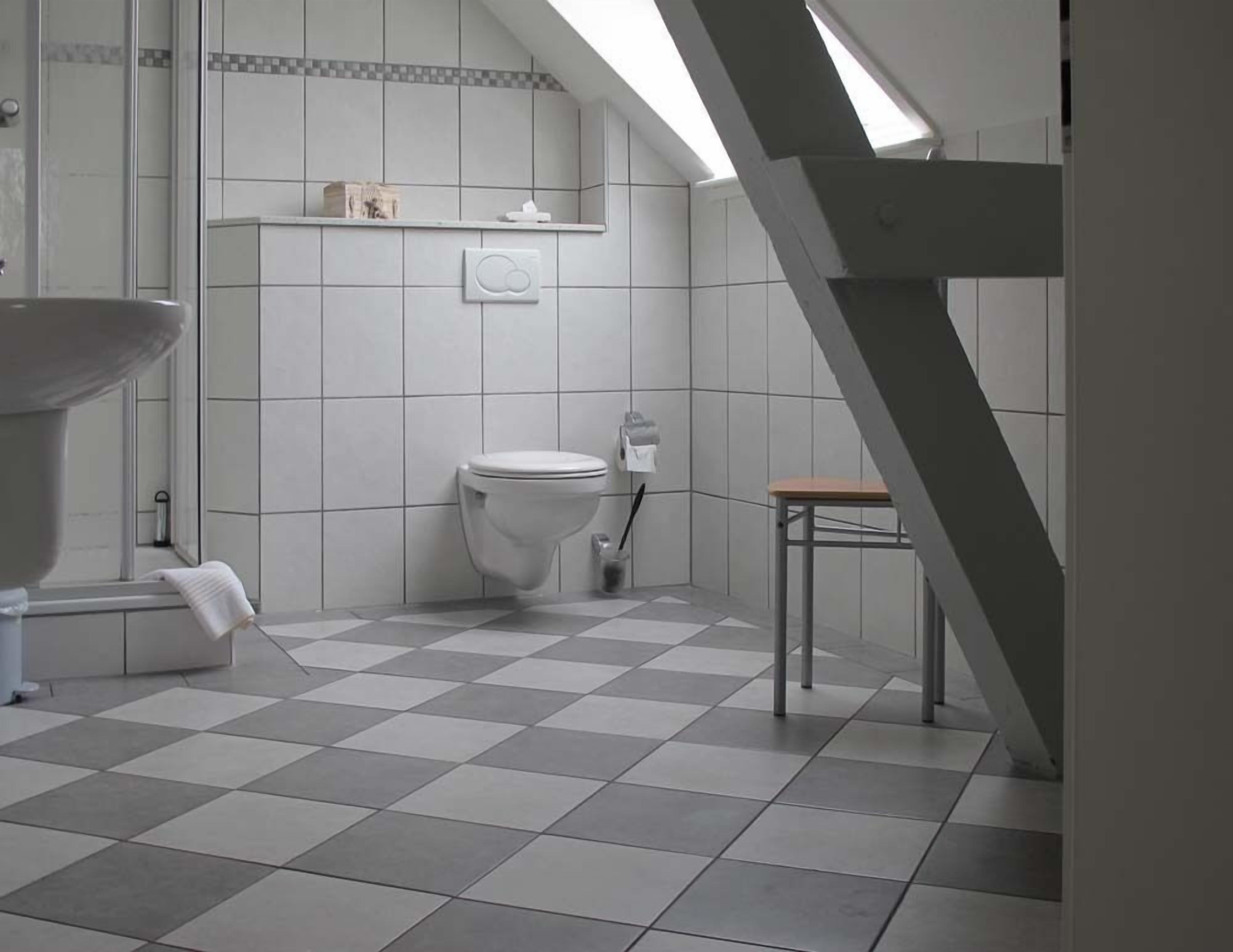 shower, free toiletries, towels