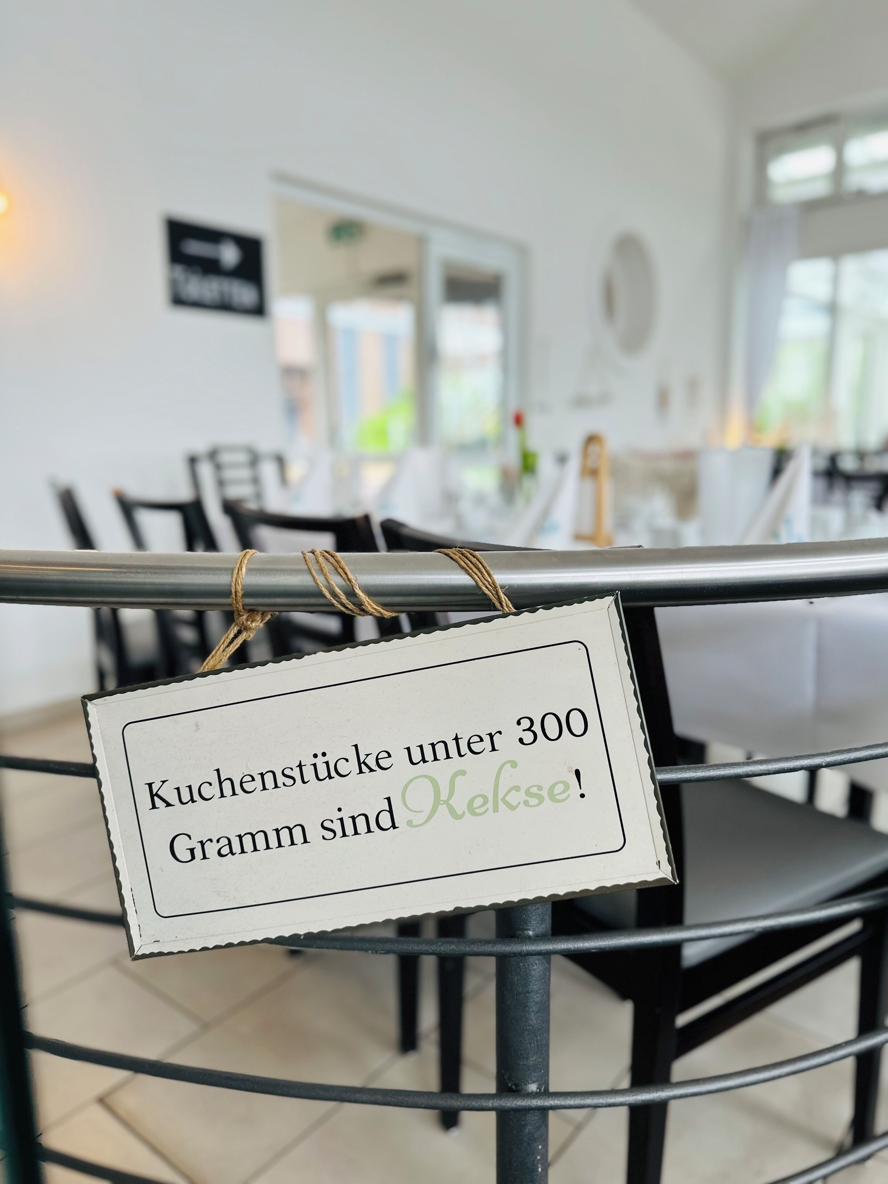 A sign indicating a discount on kitchen utensils under 300 grams.