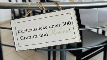 A sign indicating a discount on kitchen utensils under 300 grams.