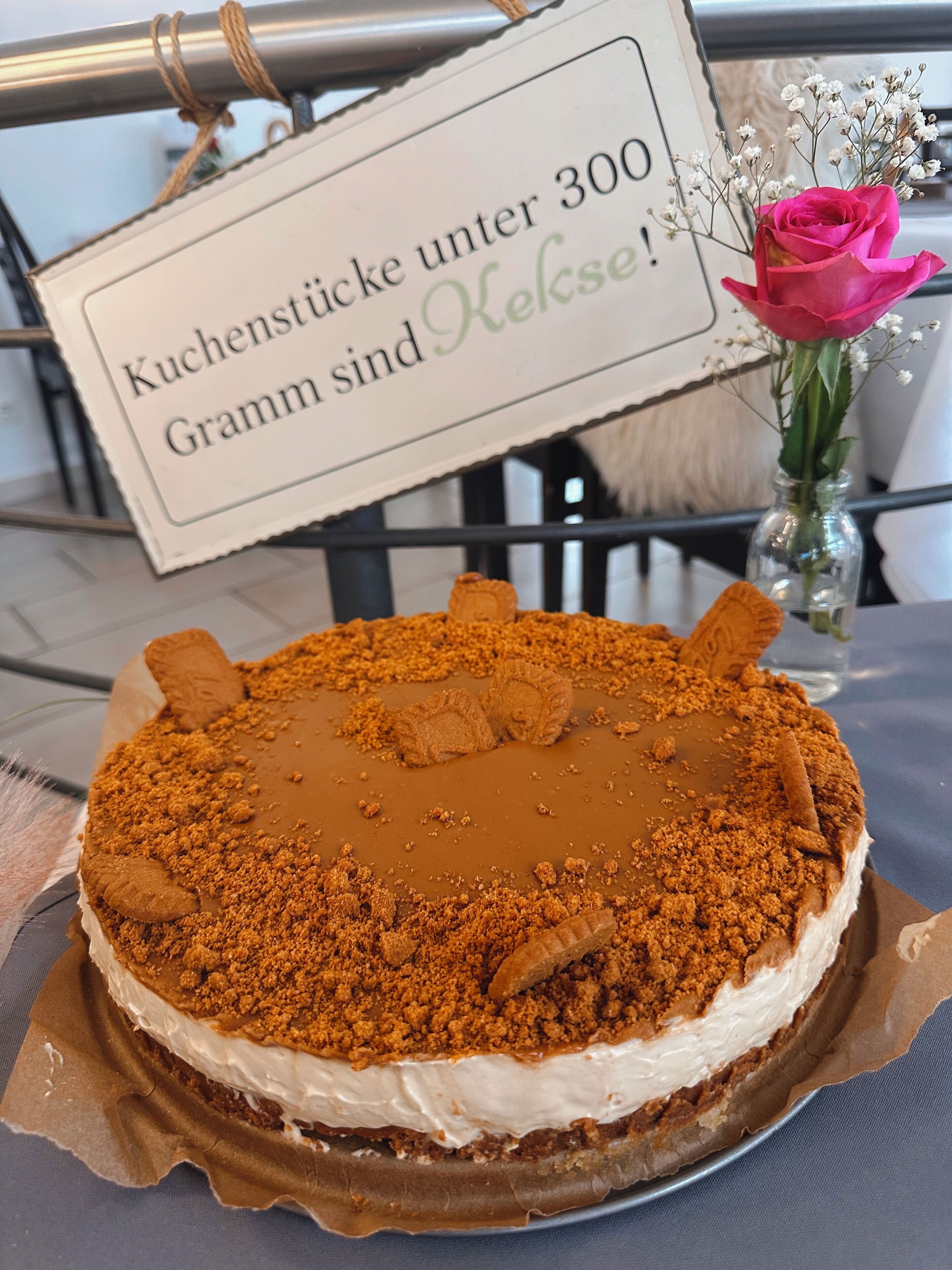 A cake with a sign that reads "Kuchenstücke unter 300 Gramm sind Kekse!"