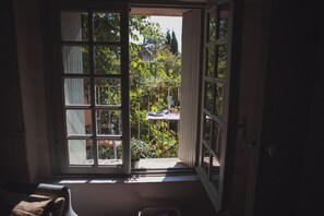 Romantic Double Room, 1 Queen Bed, Balcony | Terrace/patio - Ancienne Maison des Gardes (Lourmarin)